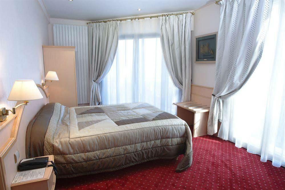 Hotel Le Berry Saint-Nazaire Exterior foto